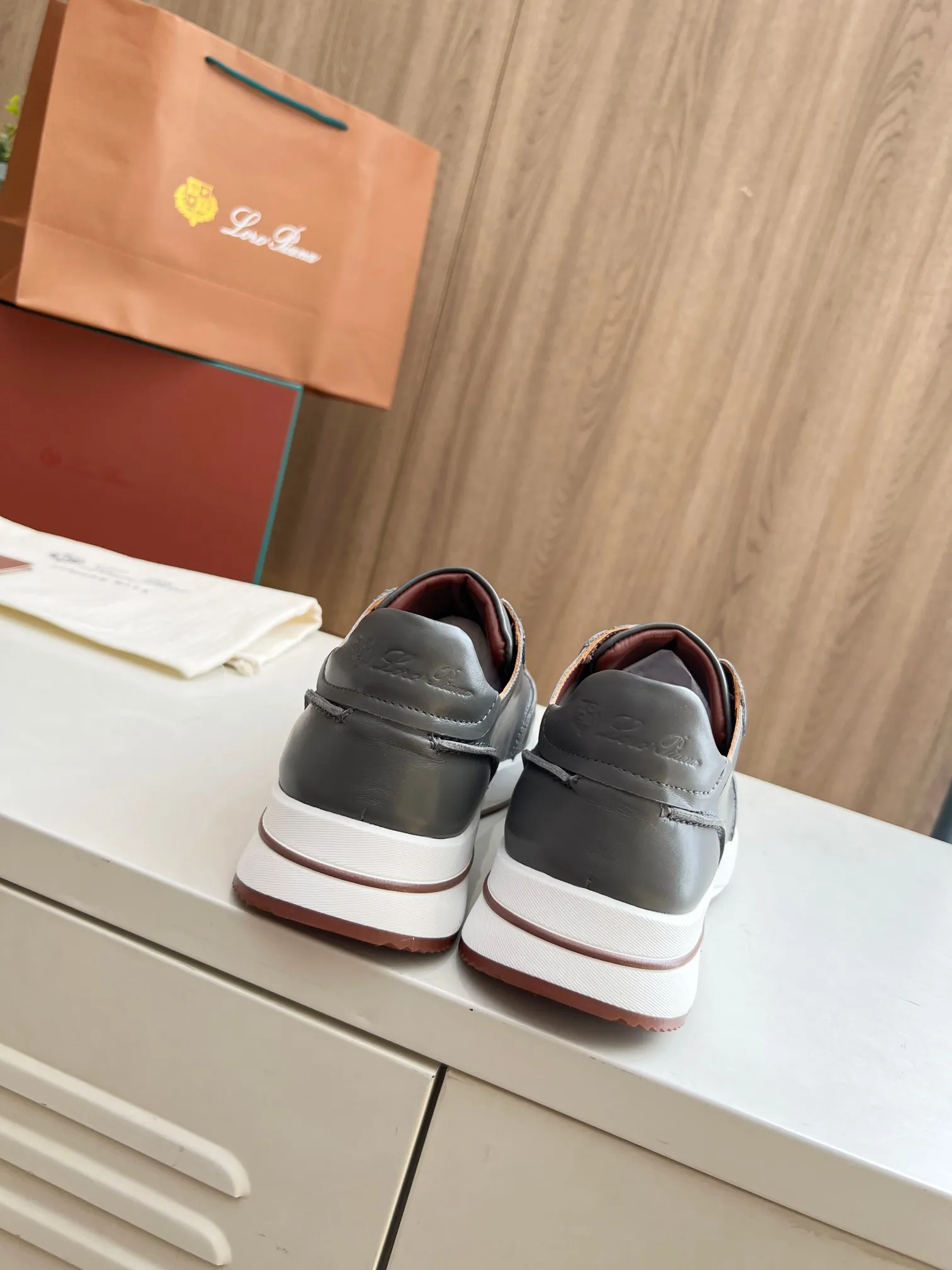 Men's Men's Shoes 💰620 👑Loro Piana* Purchase the original 1:1 copy. Founded the existing Loro Piana company on April 24, 1924. It is now the sixth generation of family business, providing high-quality products to customers who are discerning about taste and quality. Imported calfskin fabrics. The interior is made of imported A-grade water-dyed cow lining. 💝 Focus on top quality, pay for what you pay, and compare the inner details. Original authentic packaging. Code number: 39-45